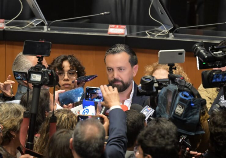 El diputado federal Arturo Ávila habla con medios de comunicación en el recinto legislativo