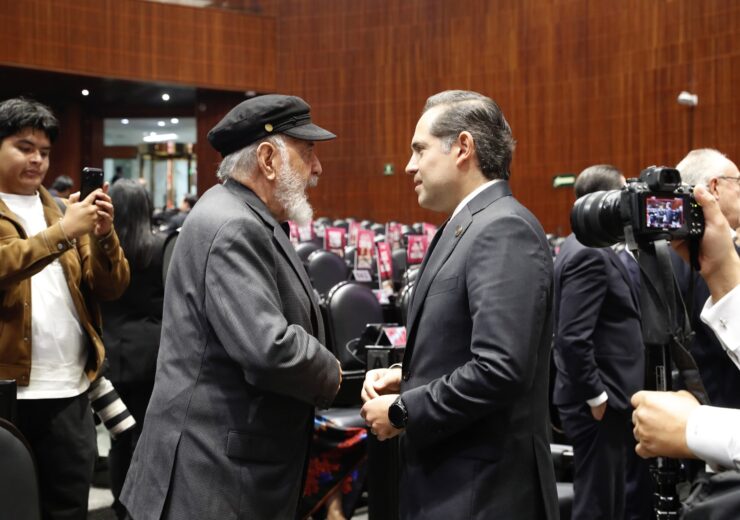 Legislador de la Cámara de Diputados toca la campana en la mesa de la Presidencia